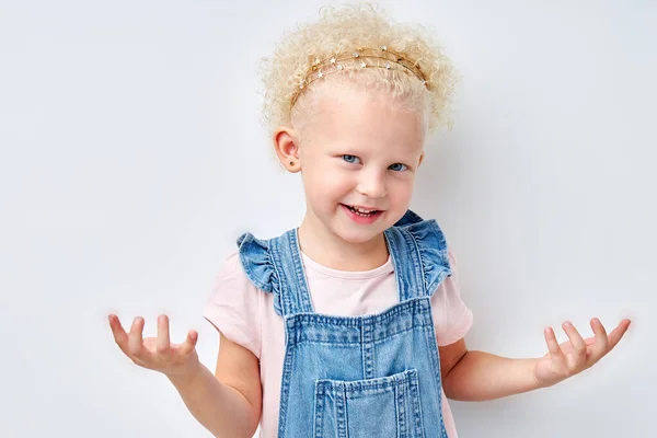 Bedårande kaukasiska blond förvirrad misstaget unge trevlig flicka 5 år gammal sprider händerna — Stockfoto