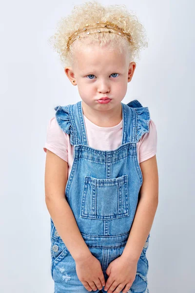 Menina criança pensativa olhando infeliz para a câmera, criança pré-escolar chateado cansado com lábios malcheirosos — Fotografia de Stock