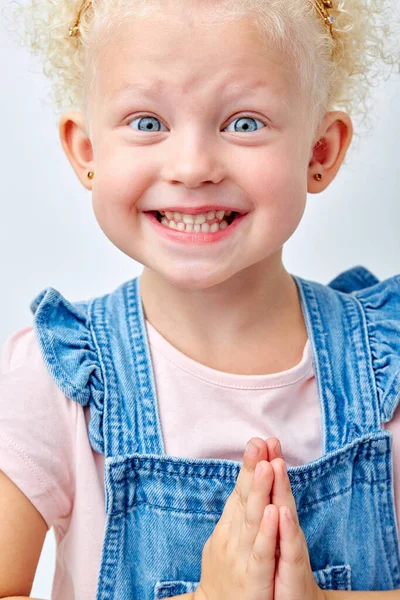 Surpresa, emoção e conceito de fascínio. Emocionado grande menina de olhos azuis sorrindo, chocado — Fotografia de Stock