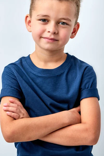 Selbstbewusster kaukasischer Junge mit verschränkten Armen, isoliert vor weißem Hintergrund. Porträt — Stockfoto