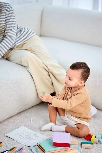 Niño Adorable Siéntate en el piso cálido en casa Dibujo Pintura, Divertirse — Foto de Stock