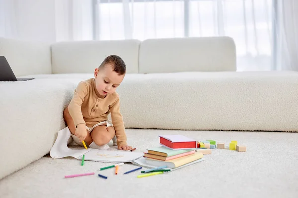 Lindo niño caucásico pequeño dibujo con lápices de colores, sentado en el suelo. Creatividad — Foto de Stock