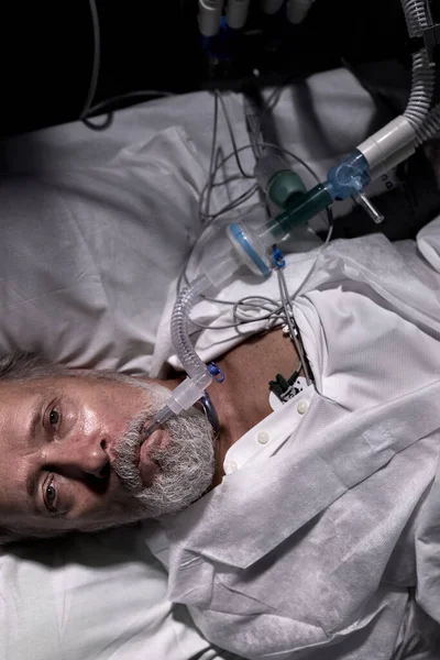 Elderly sick man woke up at night with high blood pressure, after surgery — Stock Photo, Image