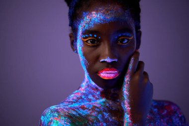Neon ışıklı model kadın, floresan makyajlı güzel bir modelin portresi.