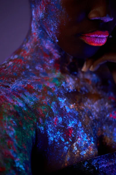 Modelo de moda jovem com arte corporal fluorescente. senhora atraente posando na câmera — Fotografia de Stock