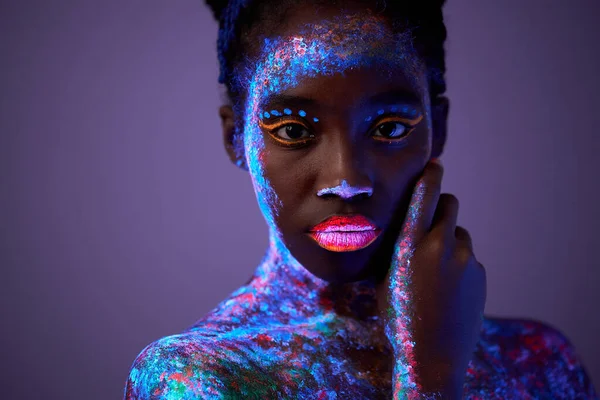 Divatmodell nő neon fény, portré gyönyörű modell fluoreszkáló smink — Stock Fotó