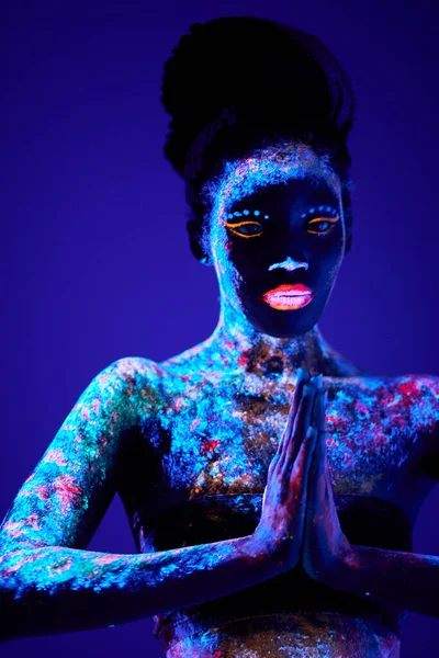 Atractiva sensual hembra de aspecto negro en maquillaje de pintura fluorescente, posando —  Fotos de Stock