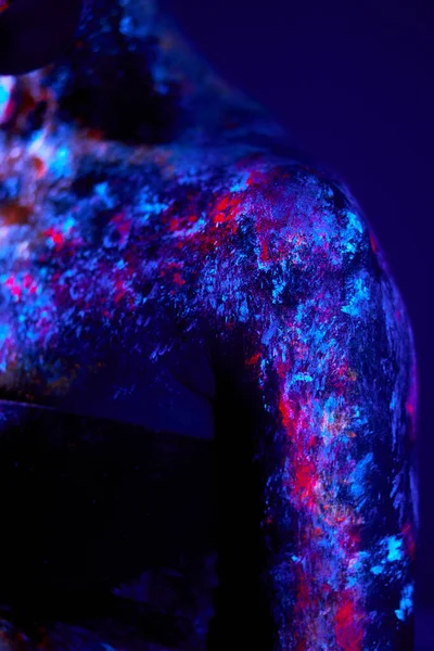 Nahaufnahme von schwarzer weiblicher Haut mit fluoreszierenden Gemälden, Körperkunst — Stockfoto