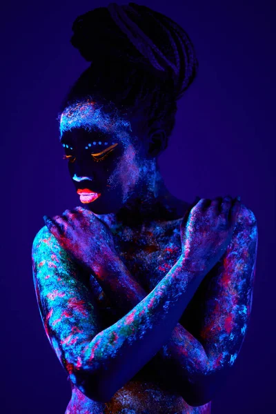 Adorabile modello femminile nero in posa con motivo UV sul corpo, arte del corpo fluorescente — Foto Stock