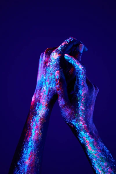 Mãos com arte corporal fluorescente em cores negrito néon. Elemento criativo psicodélico moderno — Fotografia de Stock