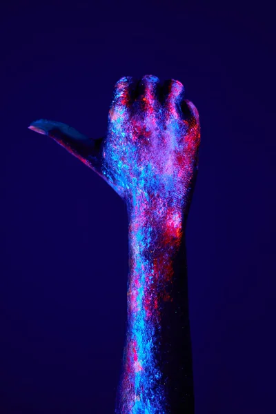 Vrouwelijke handen met fluorescerende schilderijen in neon vet kleuren, tonen aan de zijkant. — Stockfoto