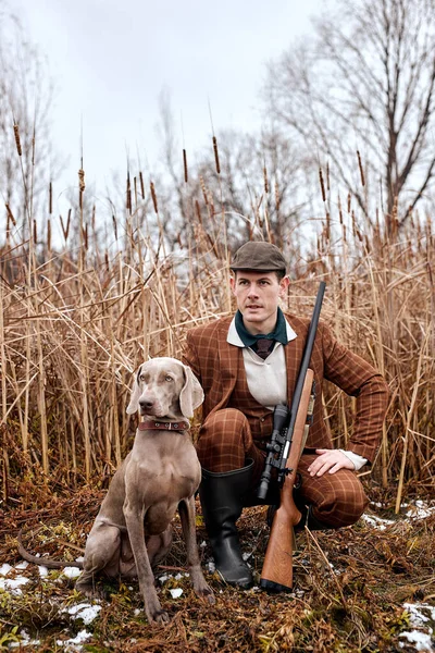 Jovem caçador caça machos em patos no outono, na natureza. amigável cão ajudá-lo a caçar — Fotografia de Stock