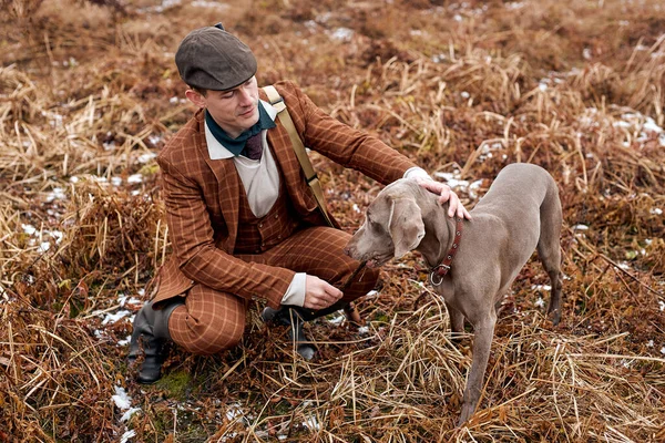 Güz ormanında gri bir av köpeğiyle avcı. Resim büyük av gezisinde çekildi. — Stok fotoğraf