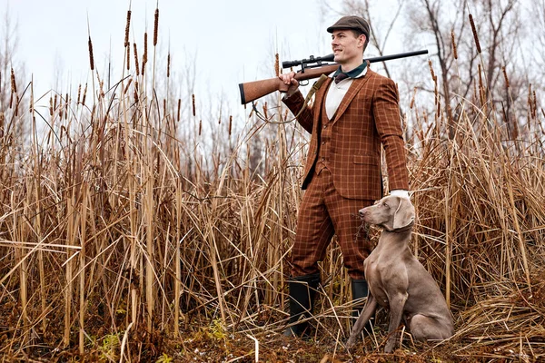 Hunting period, autumn season open. confident caucasian hunter with dog and gun — Stock Photo, Image