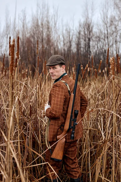 Utomhusjakt på vilda djur under höstsäsongen. En man med hagelgevär. på jakt — Stockfoto