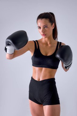 Defans. Genç fit kadın atletik bayan dövüş sanatları eğitimi stüdyoda izole edildi.