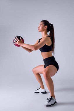 Slim Kafkas haçı formundaki, spor topu olan, izole edilmiş kadın portresi.