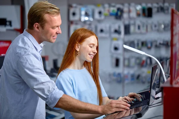 Coppia acquisto laptop in negozio, scegliendo il miglior computer portatile per il lavoro e l'istruzione — Foto Stock