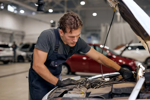 Een knappe blanke man kan alles maken. knappe automonteur in overall uniform — Stockfoto