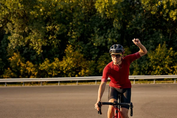 Велосипедист в черном шлеме, защитные очки и активная одежда — стоковое фото