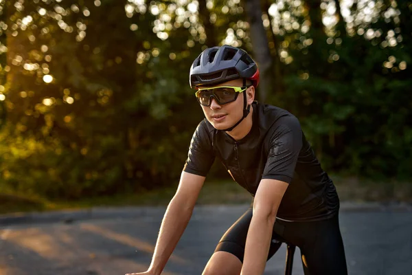 Jovem com forma de corpo atlético em capacete protetor e óculos de bicicleta — Fotografia de Stock