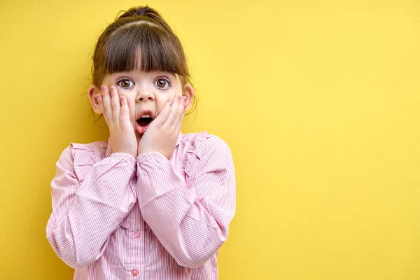 Wow Studio Shot Emotional Adorable Caucasian Little Girl Holding Hands — Zdjęcie stockowe