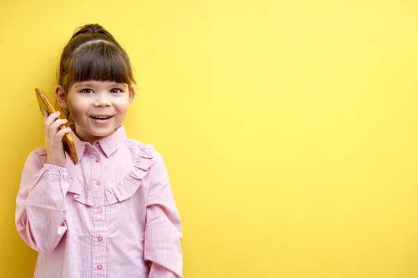 Funny Child Girl Having Talk Conversation Smartphone Friend Caucasian Kid — Foto Stock