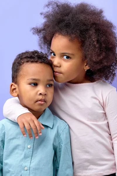 甜美的黑人孩子兄弟姐妹们穿着休闲装 拥抱着紫色的工作室背景 复制空间 漂亮可爱的小女孩和小男孩彼此相爱 — 图库照片