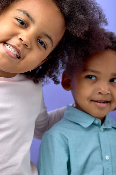 Δύο Ενθουσιασμένα Μαύρα Παιδιά Ποζάρουν Στην Κάμερα Και Χαρούμενα Χαμογελούν — Φωτογραφία Αρχείου