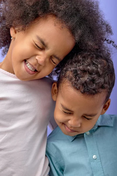 Δύο Χαρούμενες Μαύρες Αδελφές Και Αδελφός Διασκεδάζουν Ενώ Στέκονται Απομονωμένοι — Φωτογραφία Αρχείου