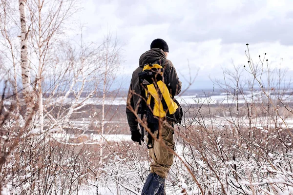 Rear View Man Travelling Backpack Winter Hike Forest Tourist Walk — Foto de Stock