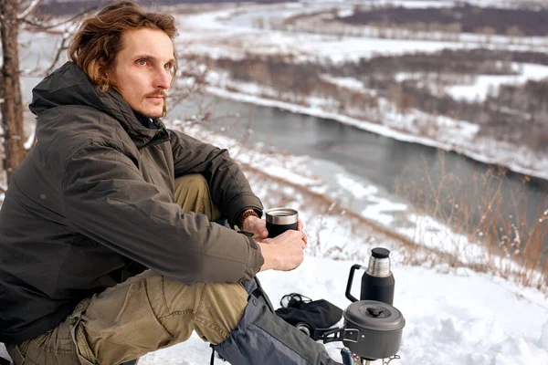 Man Hiker Hiking Mountain Forest Sits Going Drink Tea Thermos — Stockfoto