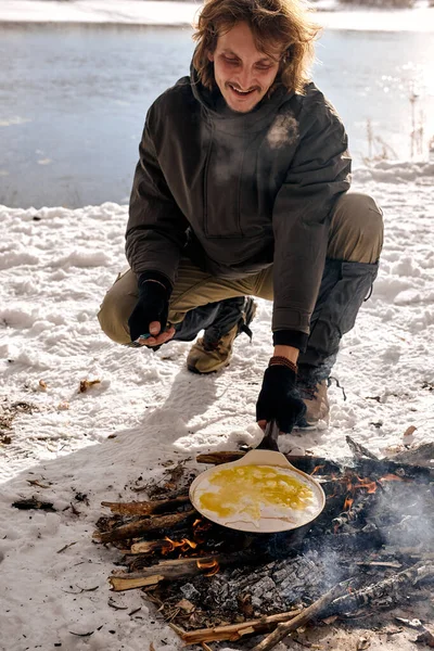 Young Caucasian Guy Traveler Cook Scrambled Eggs Fire Bushcraft Adventure —  Fotos de Stock