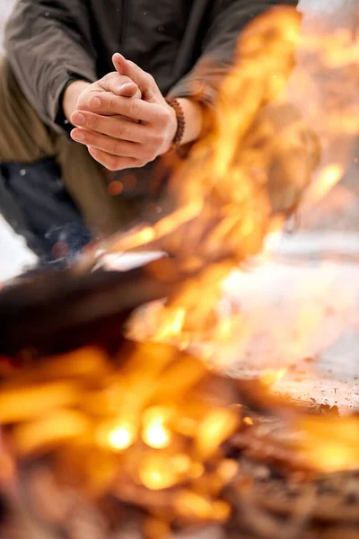 Man Warming Hands Bonfire Nature Cold Season Winter Travel Lifestyle — Stockfoto