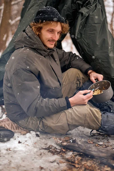 Caucasian Lonely Man Sitting Campfire Alone Spending Happy Adventure Outdoors — Foto de Stock