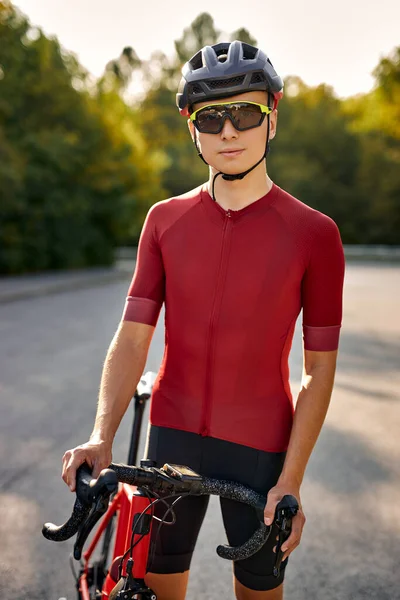 Athlete Caucasian Guy Biker Cycling Clothes Helmet Bicycle Looking Camera — Fotografia de Stock