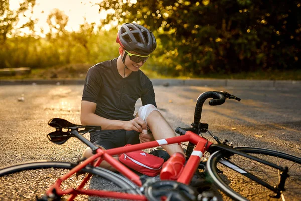 Bike Accident First Aid Biker Crash Crashes Injuring Knee Leg — Stock Photo, Image