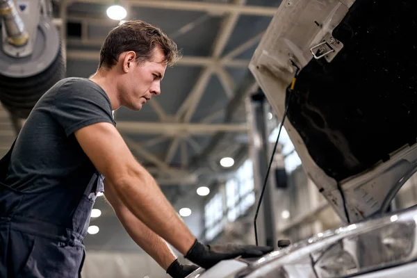 Automechanik Při Opravě Údržbě Vozidla Kontrola Servisu Údržby Pohledný Seriózní — Stock fotografie