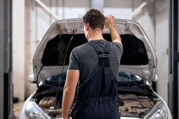 Professional Car Mechanic Working Car Hood Repair Garage Closing Opening — Foto Stock