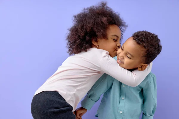 Δύο Χαρούμενα Μαύρα Αδέλφια Αδελφή Φιλάει Τον Αδερφό Της Απομονωμένη — Φωτογραφία Αρχείου