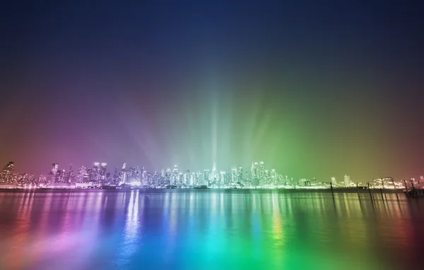 Regenbogenfarbe New York Nachtpanorama lizenzfreie Stockbilder