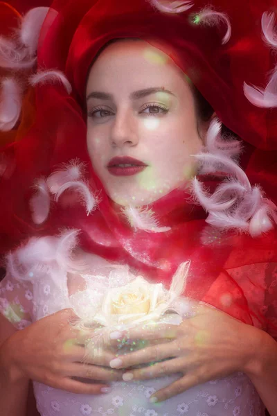 Portrait Classique Avec Une Rose Blanche Décorative Glamour Des Plumes — Photo