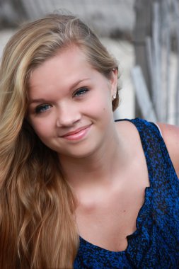 Sahilde güzel genç bayan