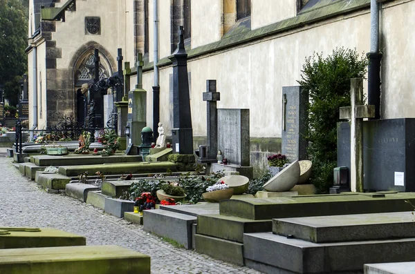 Visa av grav på kyrkogården — Stockfoto