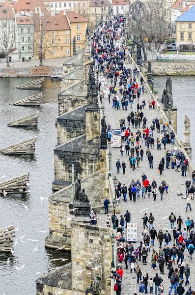 Toeristen wandeling langs de brug — Stockfoto