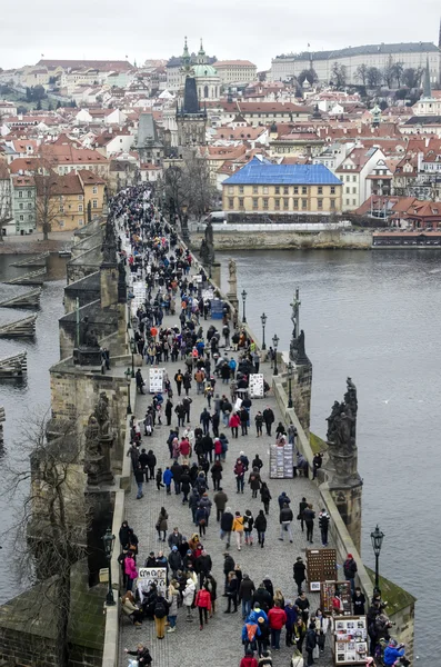 Turistler yürüyüş boyunca bir köprü — Stok fotoğraf