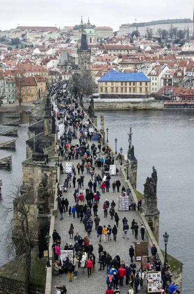 Turisté pěšky podél most — Stock fotografie