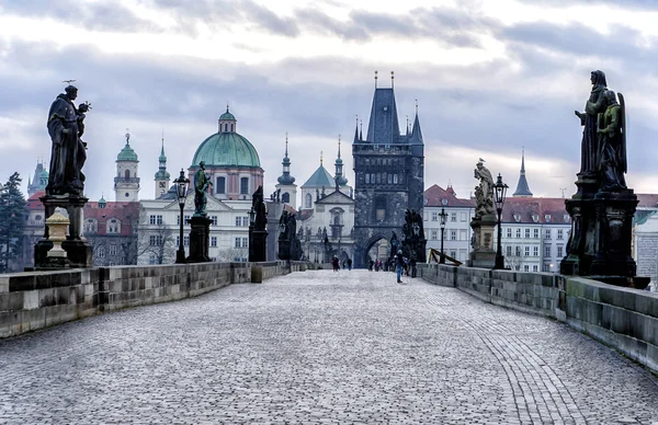 プラハのチャールズ橋の眺めは ストック画像