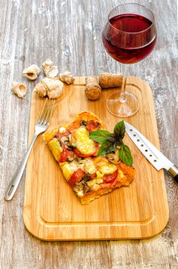 dilim pizza ahşap bir gemide olduğunu