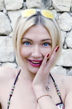 kadın bir bikini gülümsüyor 